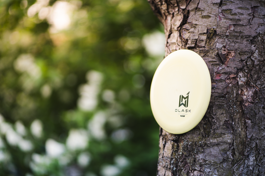 Wingman Discs Dlask Putter DiscGolf Scheibe, gleb auf Rinde