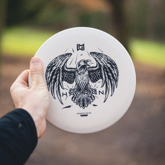 Wingman Discs Havran Midrange DiscGolf Scheibe, weiß in Hand