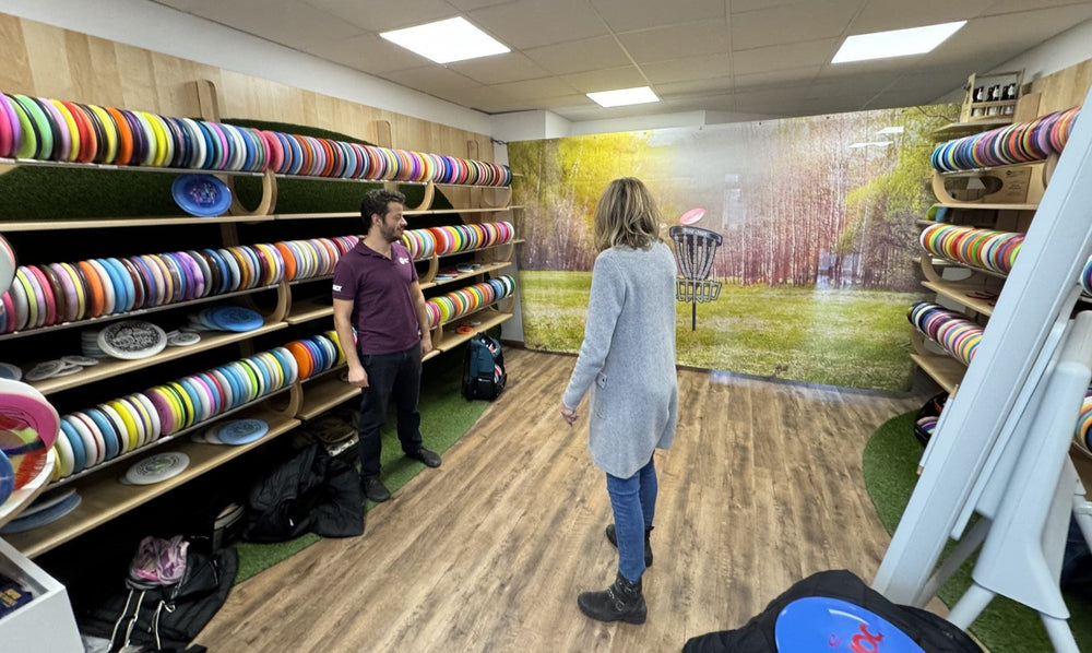 Training an der DiscGolf Wurfstation im Shop inkl. TechDisc Scheibe zum Aufzeichnen der Wurfparameter und digitalem Whiteboard zur Analyse