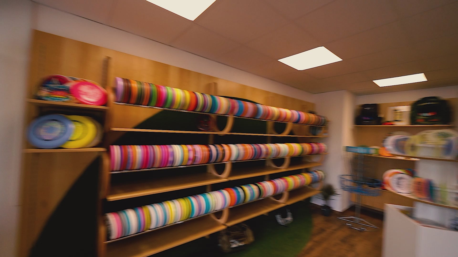Tour durch den WOD Shop in Wenzenbach. Weit mehr als nur Scheiben. Top Beratung, Loung Area, Wurfanalyse und mehr!